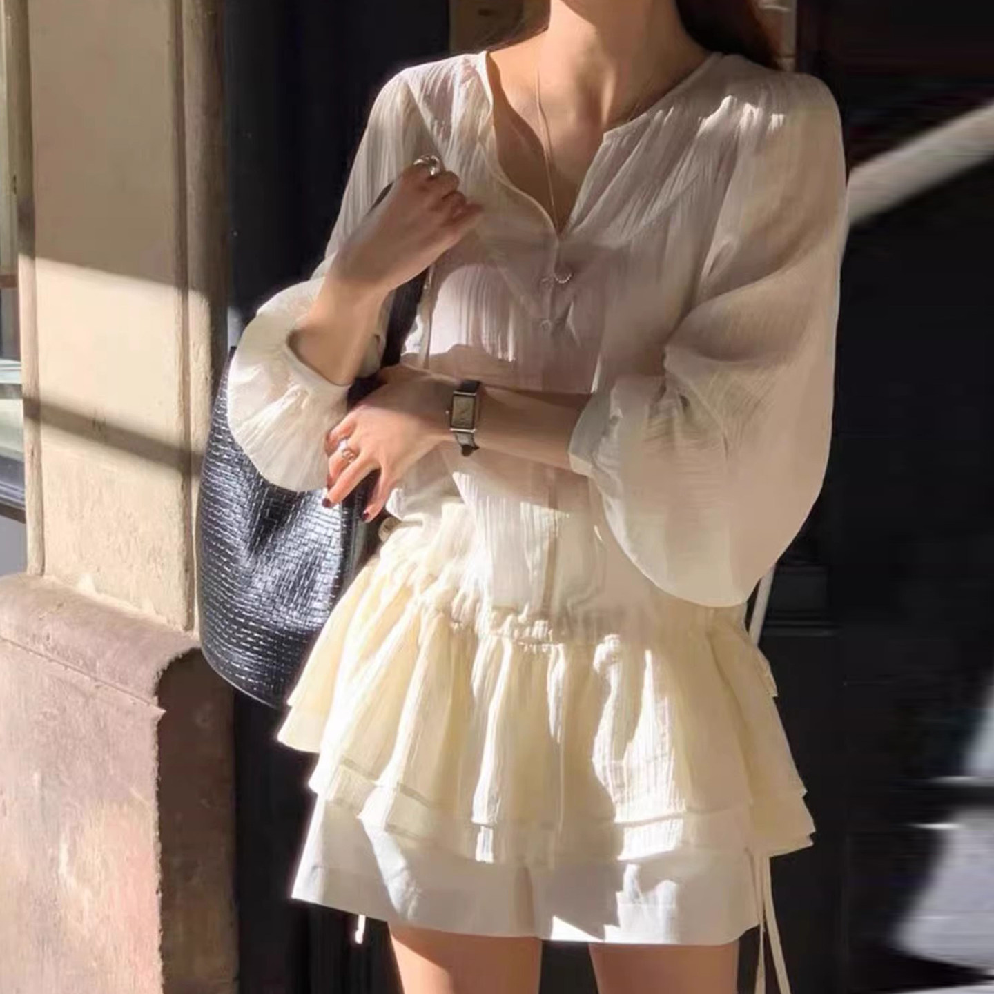 良良季 温柔风V领抽绳泡泡袖衬衫女春季新款减龄双层荷叶边上衣