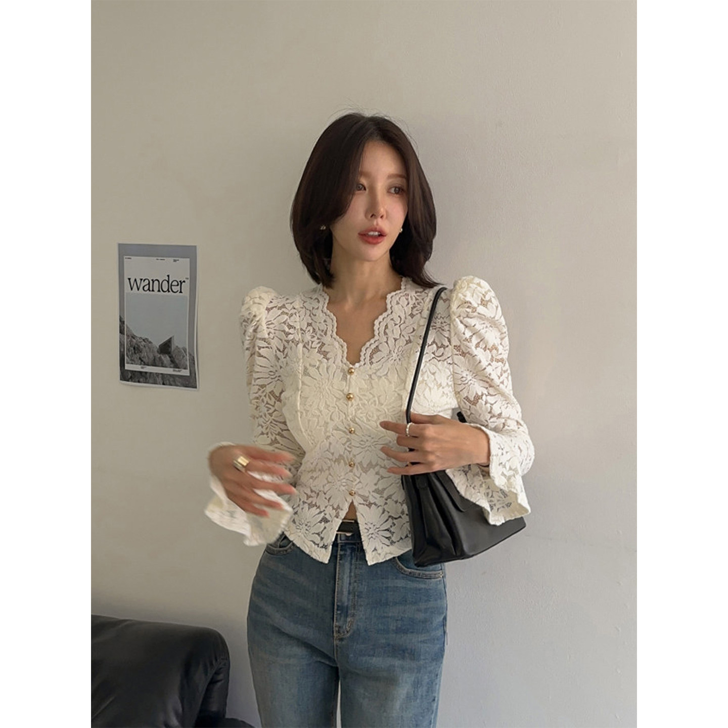 良良家温柔风镂空喇叭袖蕾丝衫女秋冬新款高级感修身短款打底上衣