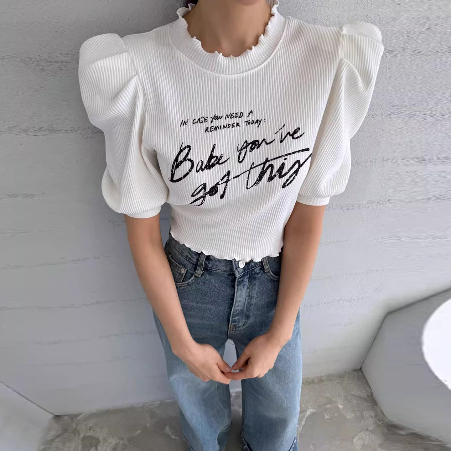 良良家 设计感字母印花木耳边短款T恤女春季新款糖果色泡泡袖上衣