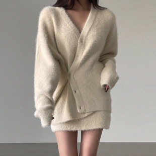 新款 时尚 毛衣女2025冬季 不规则系扣水貂毛开衫 高腰包臀半身裙 套装