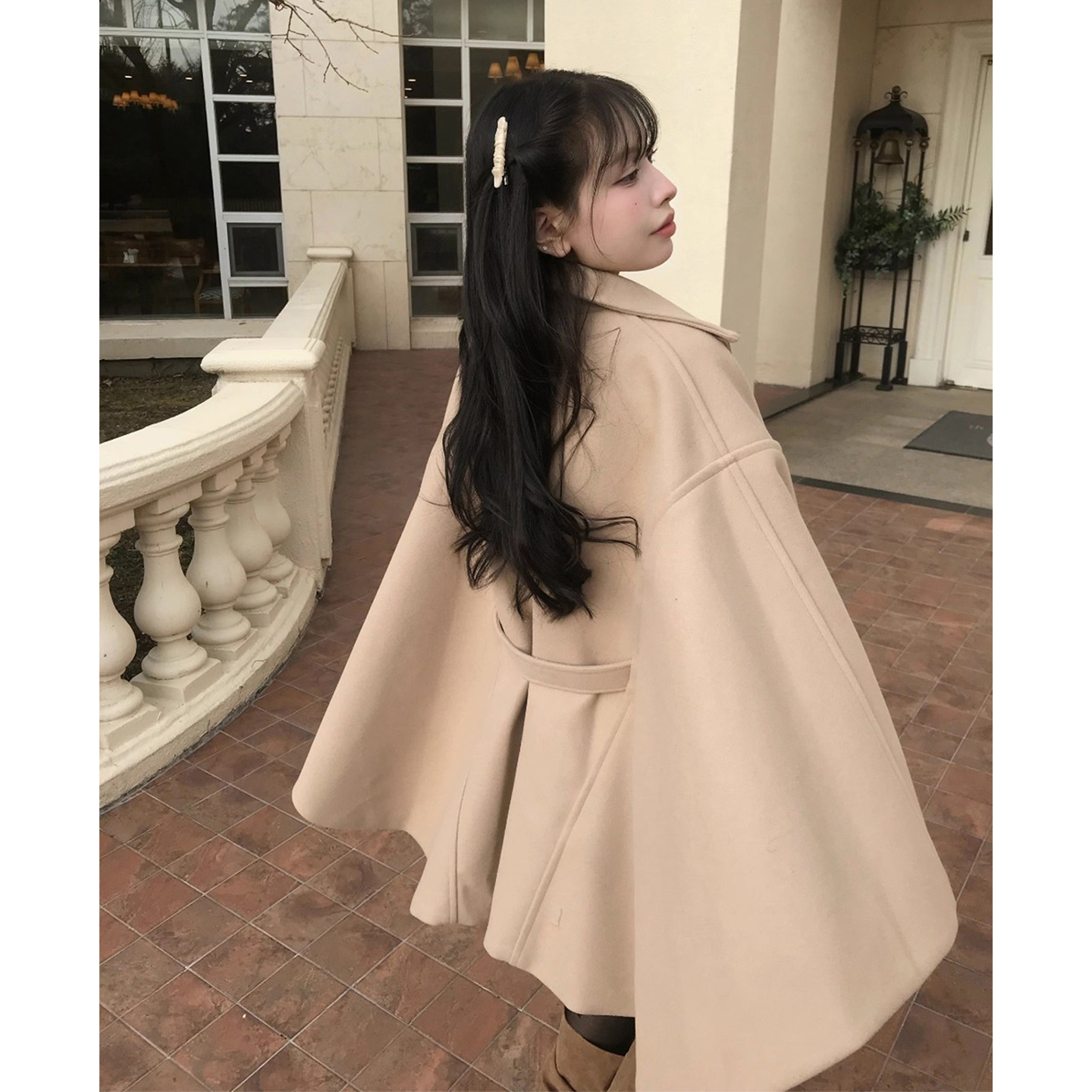 设计感后背压褶斗篷型毛呢短外套