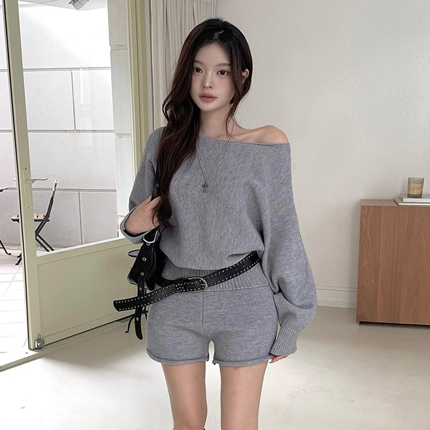 一字领针织毛衣+高腰卷边短裤