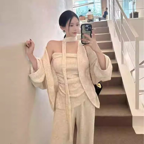 打底背心+针织开衫毛衣外套+长裤