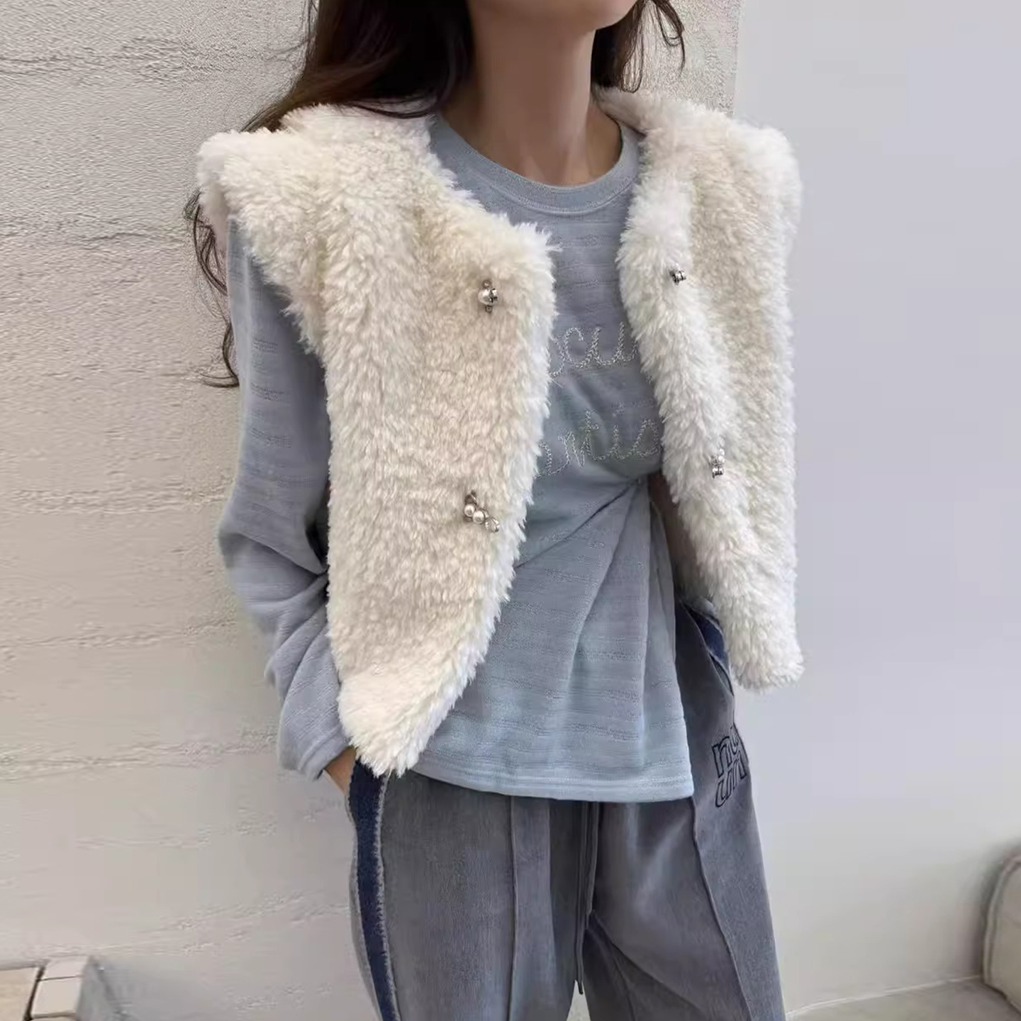 别致珍珠纽扣羊羔毛马甲外套