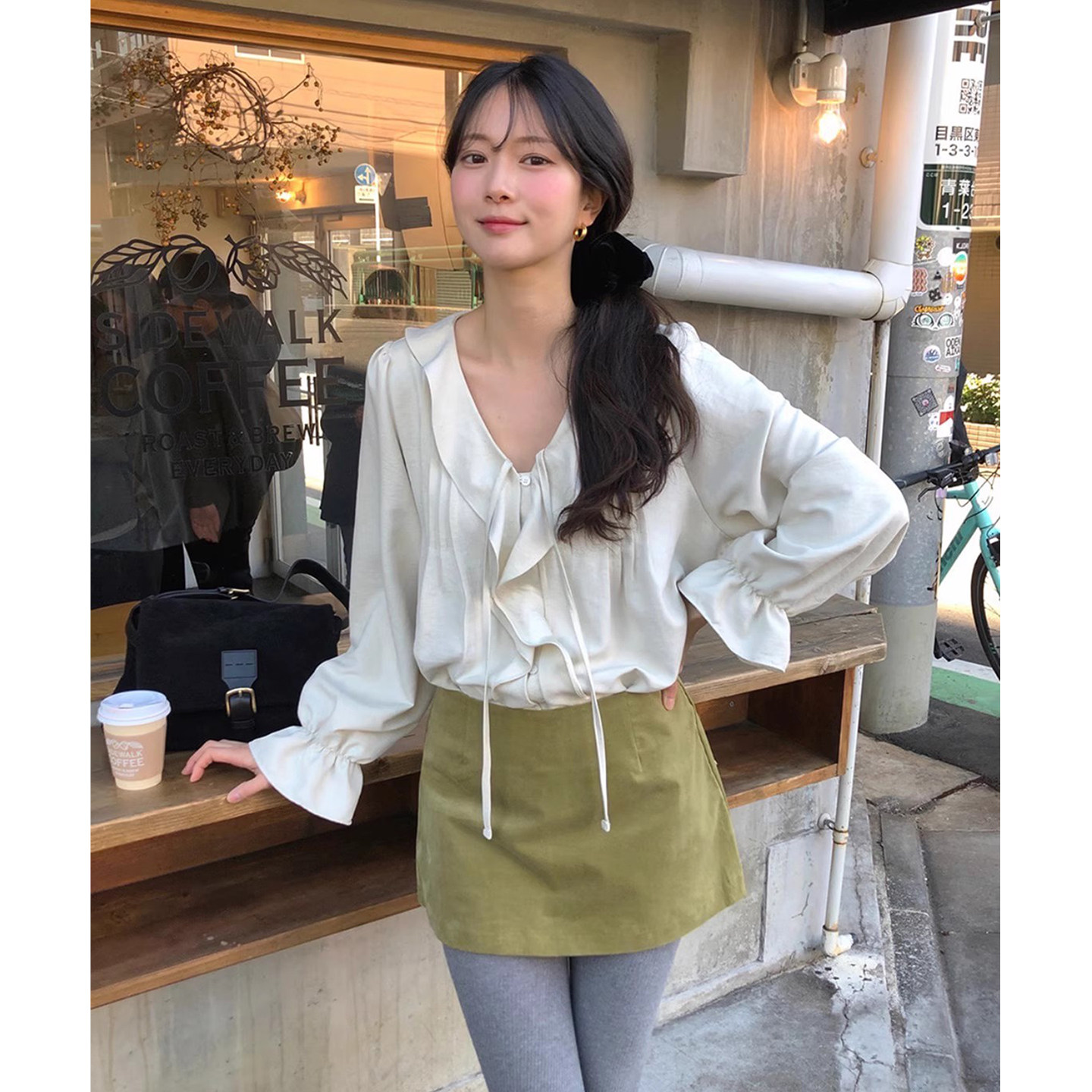 拼接荷叶边V领喇叭袖衬衫