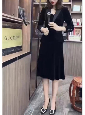 今年流行特惠22790大爱美依缘2025新款丝绒套装裙女显瘦胸章西服+