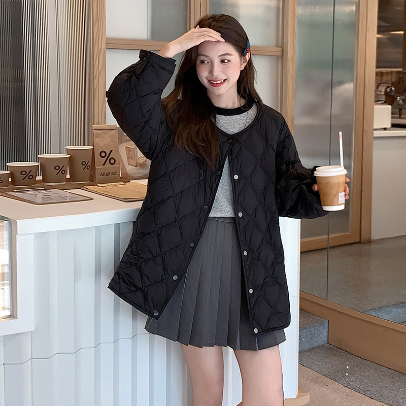 2025冬季新款胖MM200斤短款加肥加大码90绒菱形格羽绒服女轻薄款