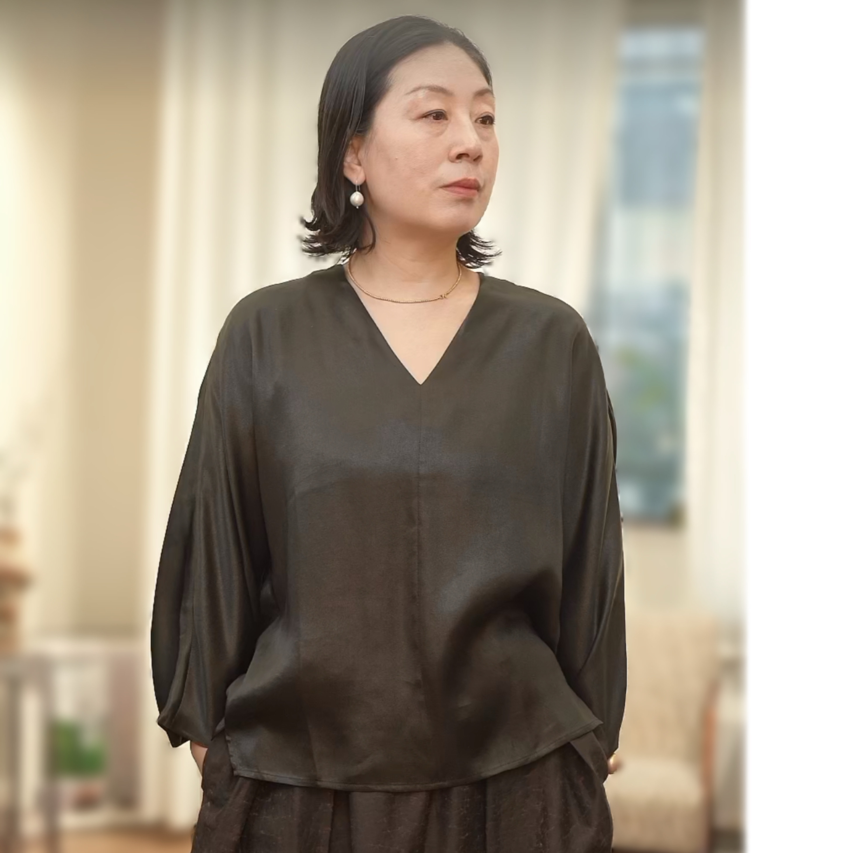 重缎香云纱V领喇叭袖衬衫