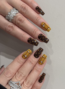 NailArt焦糖棕格纹穿戴甲高级显白中方ins纯欲风氛围感学生美甲片