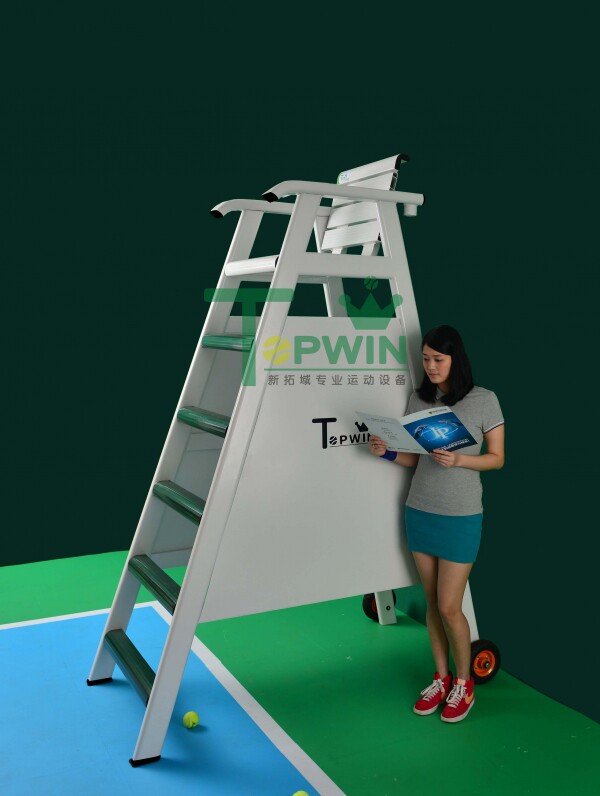 【功 能】  &rarr;适用于专业网球赛事及高级网球场。  【主 材 质】  &rarr;采用全铝合金型材制作。  【优 点】  &rarr;全新八字型可分拆组合设计，结构稳固，上下方便（可选配遮阳篷）；  &rarr;座位靠背采用推进式导轨组合安装设计 &rarr;后置式移动橡胶脚轮，移动方便；  &rarr;表面经超耐候纯聚脂粉末喷涂，高档， 美观大方