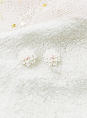 小款银针清新小巧耳钉甜美百搭气质设计感白色花朵耳饰C366