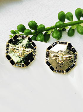 法式小香风耳饰小蜜蜂新款耳钉黑色圆形银针耳环高级感C061