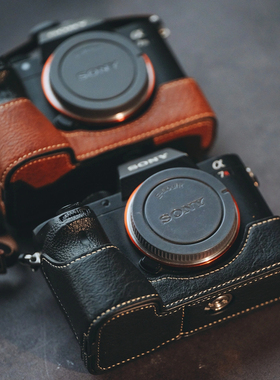 适用索尼A7M4保护套A7C2相机包a6400半包底座A7R5皮套A7CR壳zve10