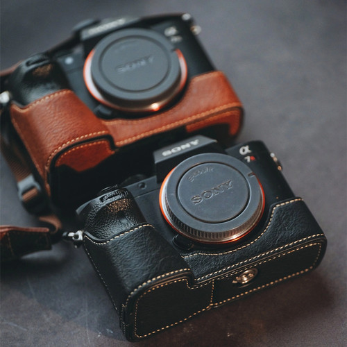 适用索尼A7M4保护套A7C2相机包a6400半包底座A7R5皮套A7CR壳zve10
