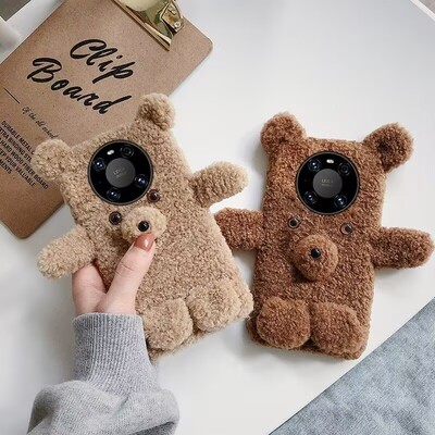 冬季毛绒泰迪抱抱小熊适用苹果14promax手机壳情侣小两口8plus/xr可爱达菲布朗小熊毛茸13/12mini保护壳套