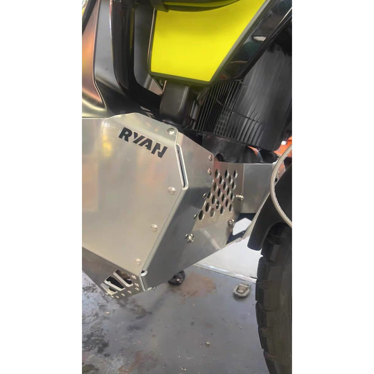 胡思瓦纳901诺顿901改装Ryan铝合金发动机护板油箱防护防摔图片