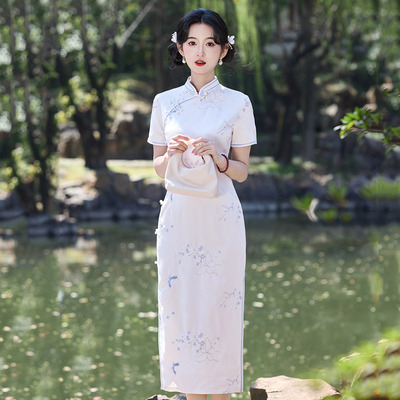 白色刺绣国风长款中式旗袍改良年轻款2025新款女复古修身短袖