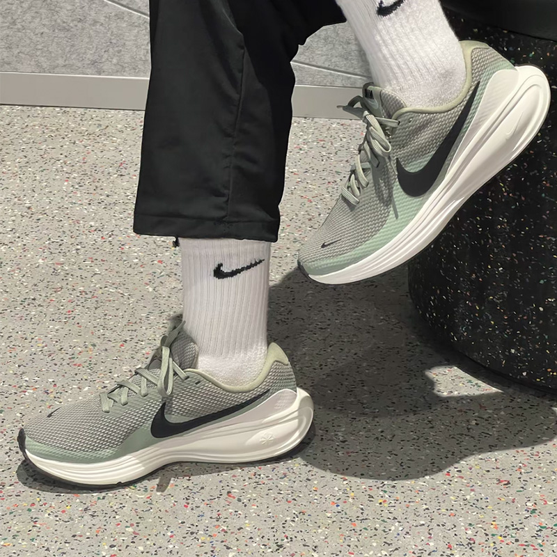 Nike/耐克 REVOLUTION 8 舒适低帮休闲跑步鞋男款灰色HJ9198-300