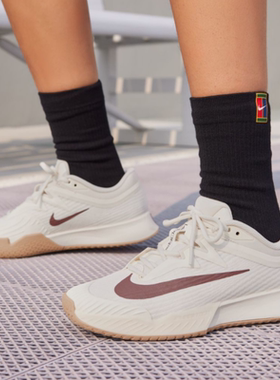 Nike女款低帮网球鞋白色