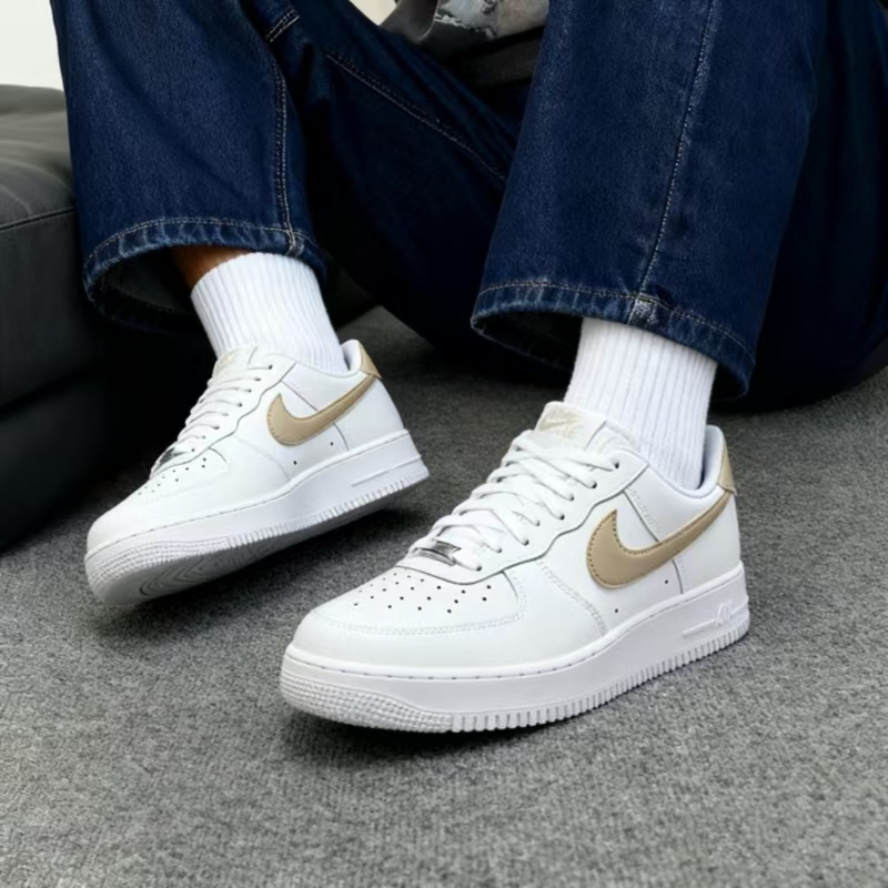 耐克舒适板鞋男款白色