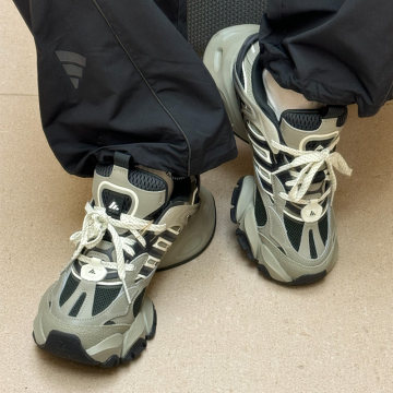 Adidas低帮男款白红跑步鞋