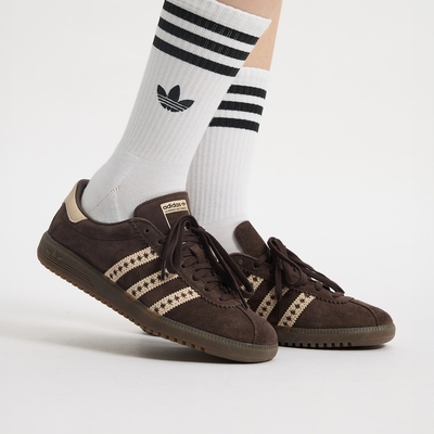 阿迪达斯低帮板鞋女款深棕