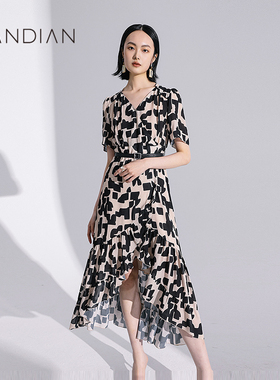 婉甸米黑色几何图形连衣裙夏季新品V领高腰修身抽皱1232N28RJ3