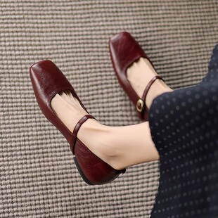 法式复古方头粗跟玛丽珍鞋女2025新款一字带平底单鞋酒红色小皮鞋