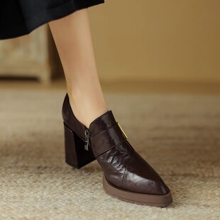增高显瘦粗跟厚底小皮鞋女粗跟尖头深口小个子英伦风复古高跟单鞋