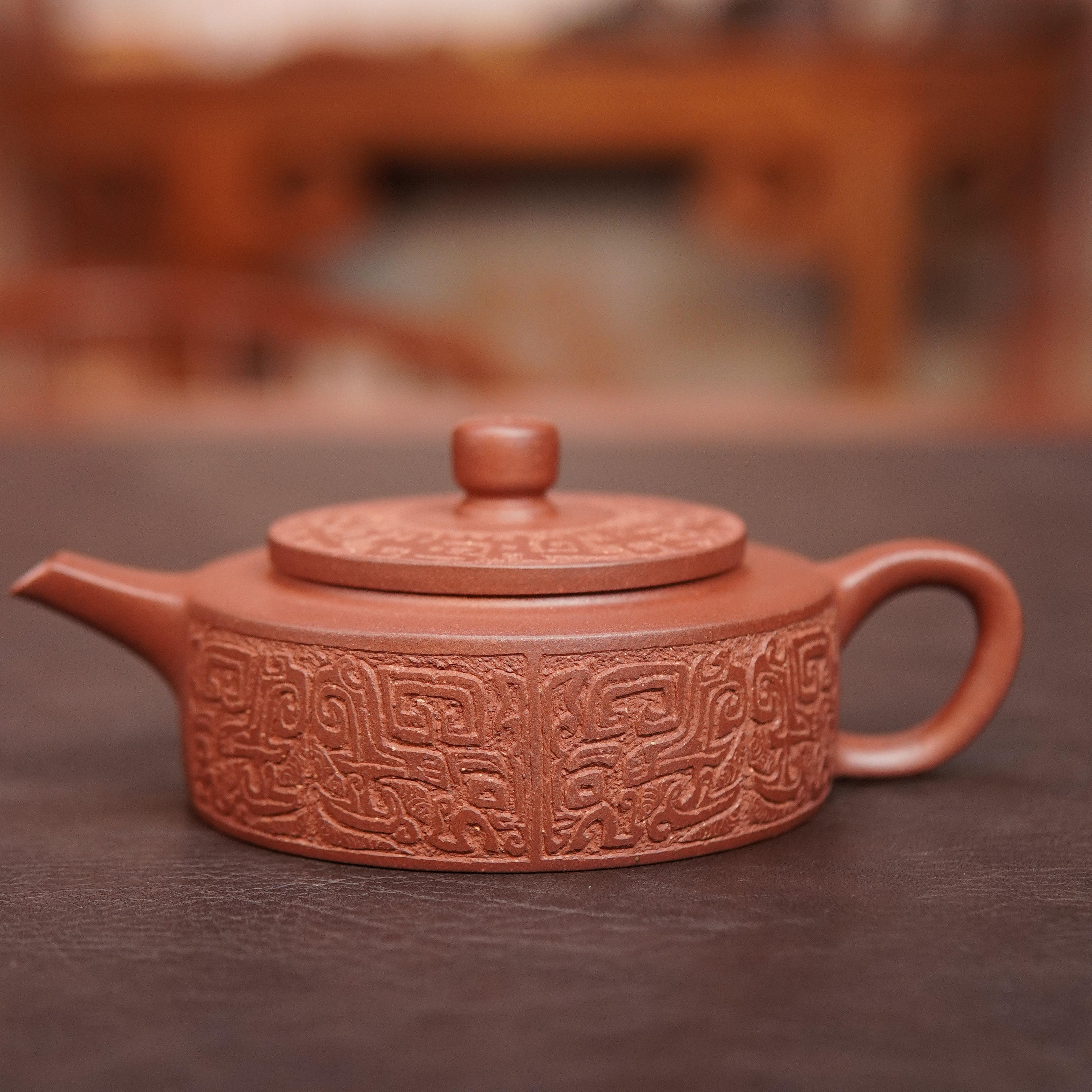 宜兴黄龙山原矿底槽清精工手工150cc周盘壶茶壶满刻兽面纹
