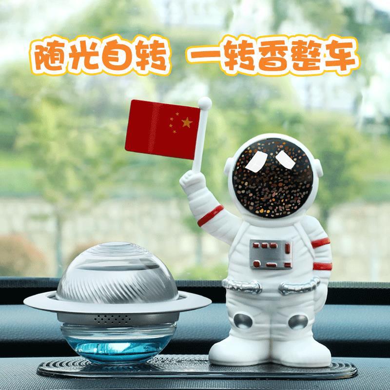 2024新款车载太阳能太空人摆件