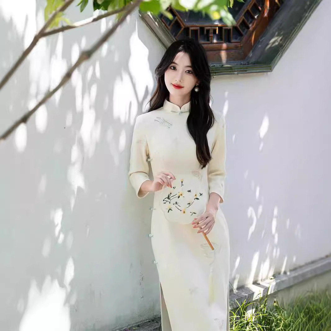 2026春季新款雪花绒绣花长款旗袍米白色修身显瘦中国风连衣裙礼服