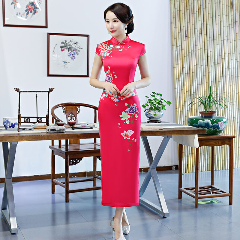 红色定位花走秀长款旗袍2026春夏秋新款女复古走秀演出连衣裙妈妈