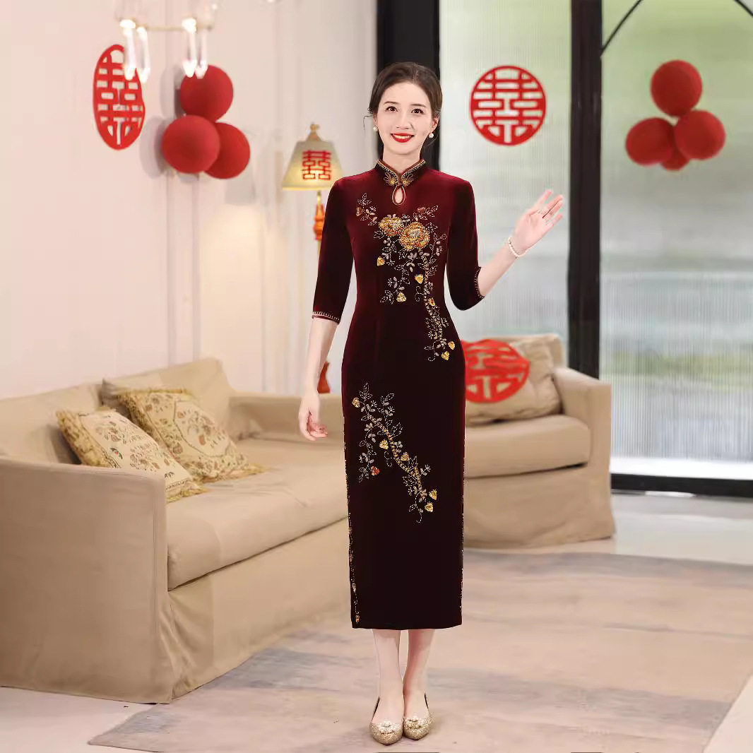 手工钉珠2026秋冬新款丝绒旗袍连衣裙短款复古妈妈装晚礼服连衣裙