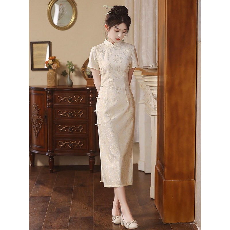 白色旗袍改良版新中式年轻款少女2026新款夏季订婚领证登记连衣裙