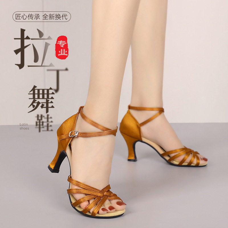 拉丁舞鞋女成人舞蹈鞋女广场舞鞋软底跳舞鞋2026新款中跟表演外贸