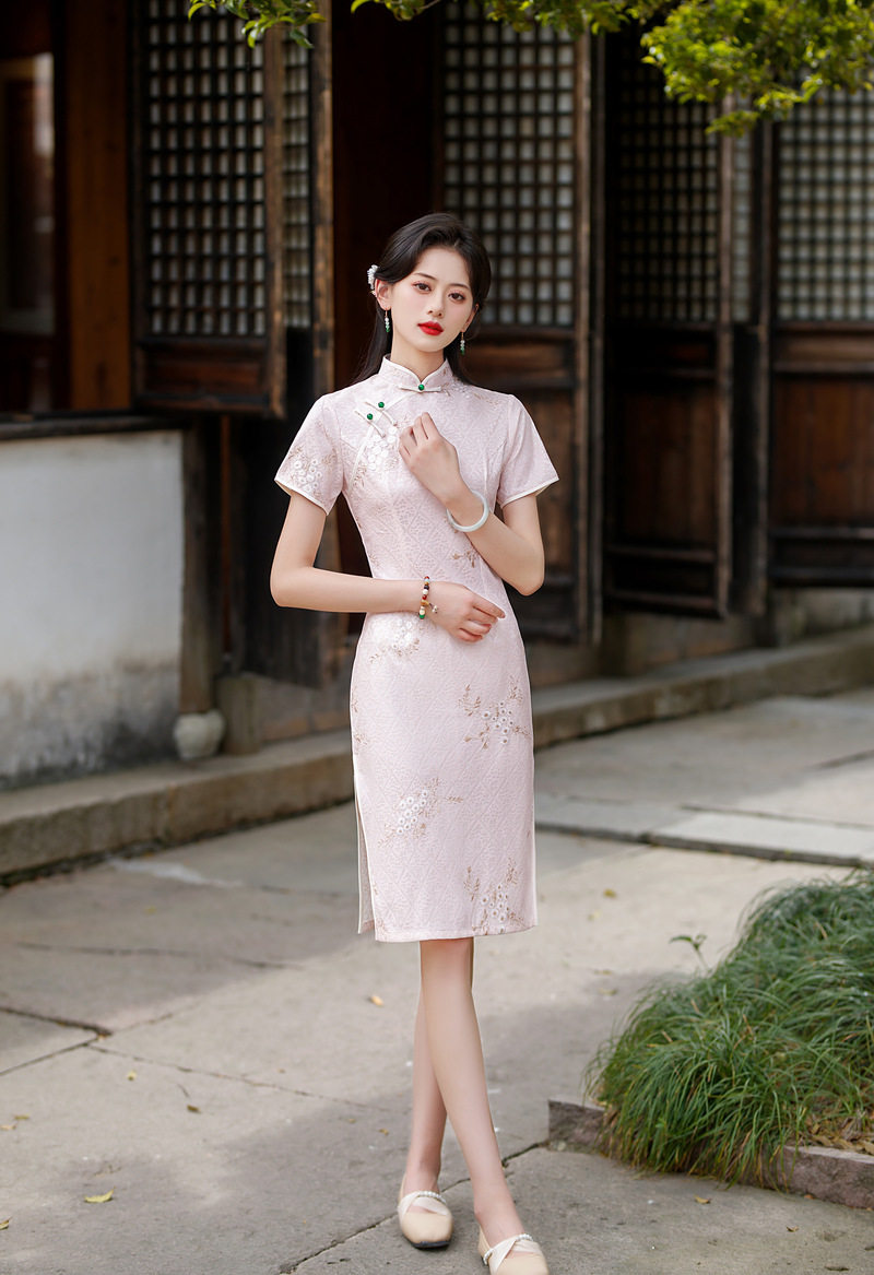 粉色短款少女旗袍连衣裙改良刺绣新款年轻显瘦2026春夏季短袖礼服