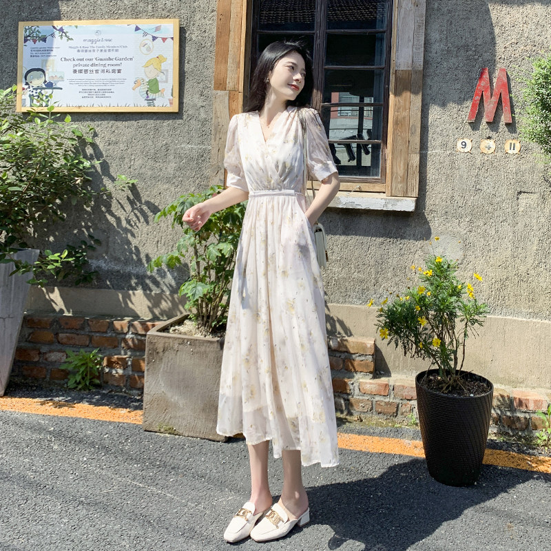 2023年新款碎花短袖连衣裙女夏装收腰显瘦气质复古长裙雪纺裙子仙属于什么档次？