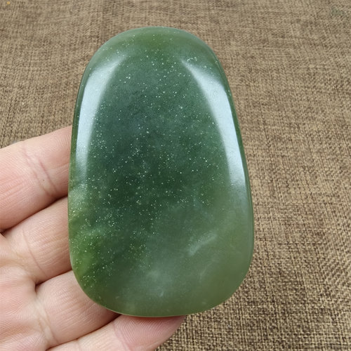 新疆和田玉山料老坑翠绿把件原石