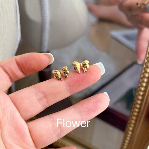 在逃公主蝴蝶结耳钉小众设计不掉色防过敏精致小巧高级感百搭耳饰
