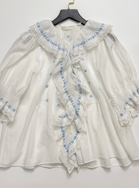 蓝色刺绣小花衬衣