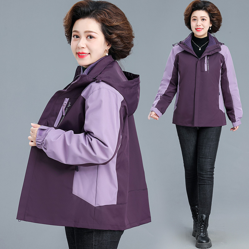 保暖加绒冲锋衣外套女2025冬季新款中老年妈妈洋气宽松显瘦棉服潮