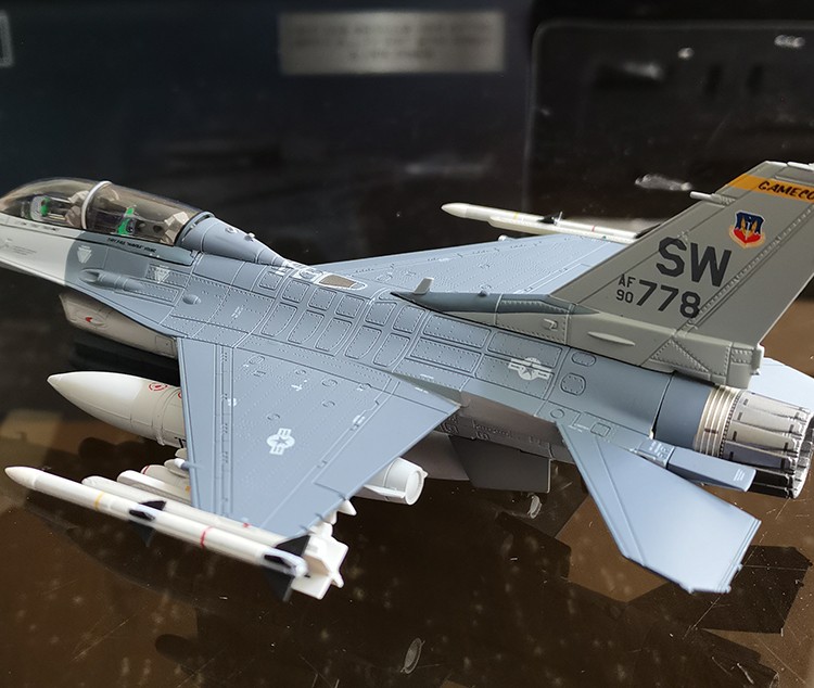 Calibre Wings 1/72 CA721604 F-16D美国空军米格杀手1992年模型-封面