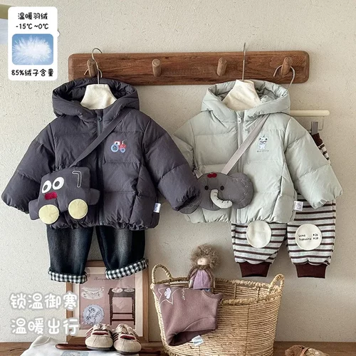 婴幼儿羽绒服冬季新款卡通包包配饰男宝连帽外套加厚冬装衣服 a类