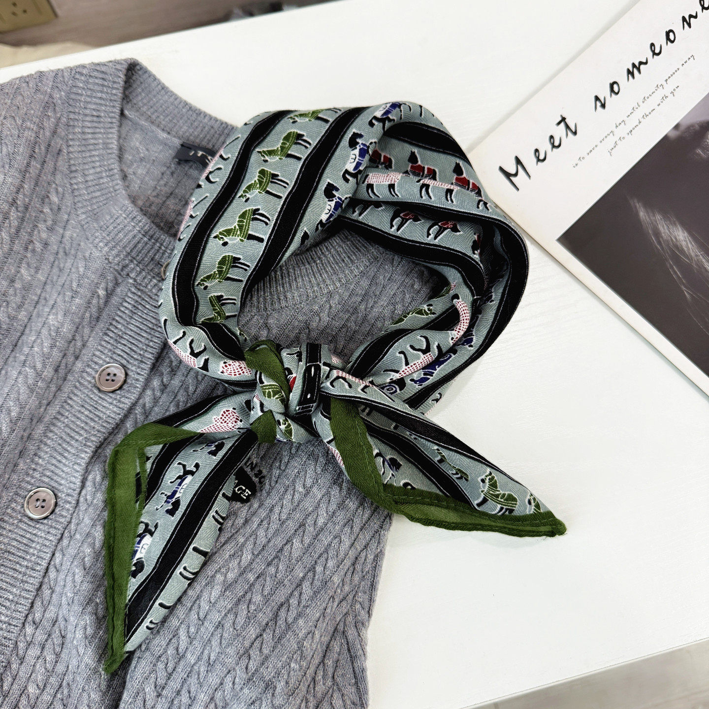 新款复古绿色柔软亲肤保暖护颈小围巾方巾丝巾系脖子搭配毛衣风衣