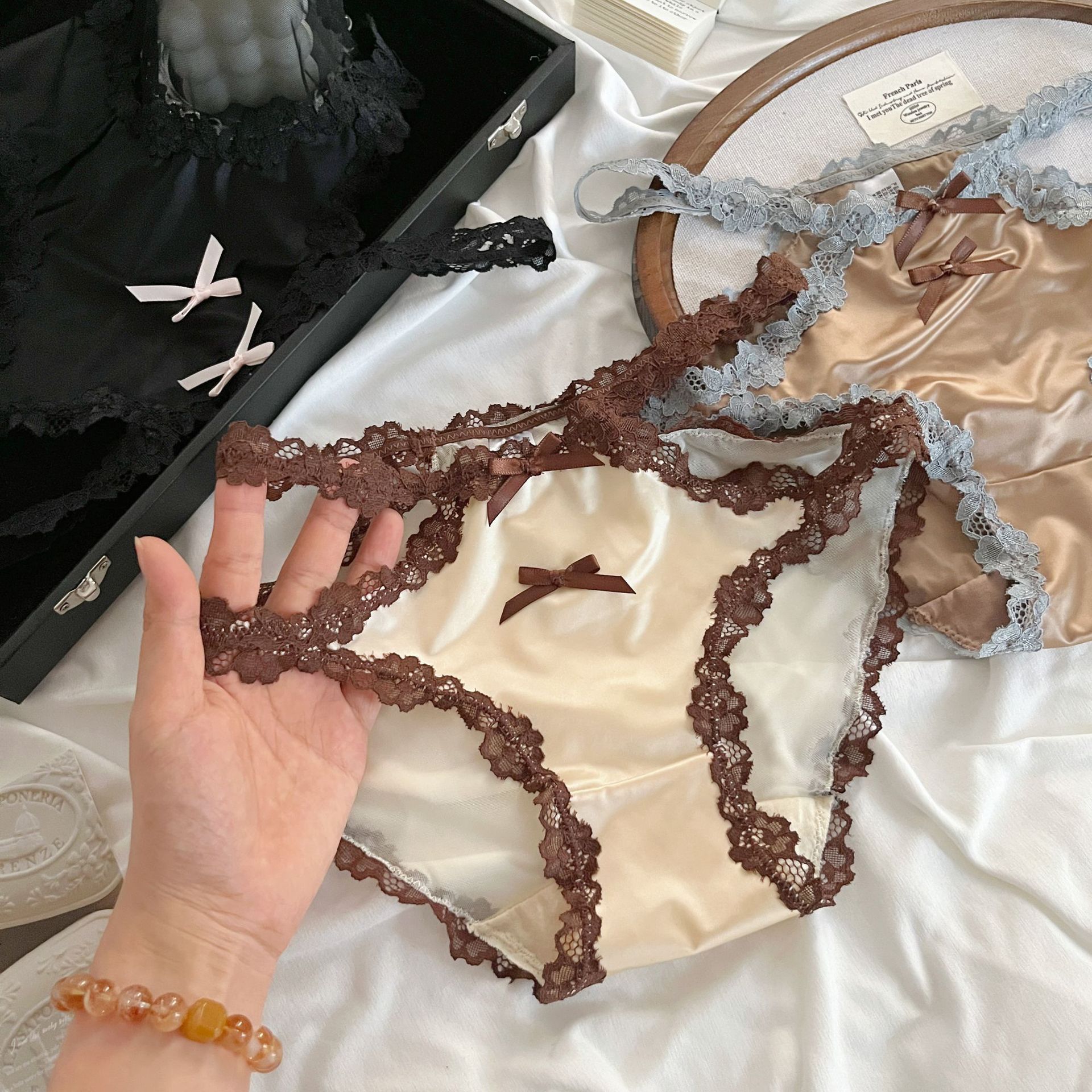 简约拼色三角裤显腰身棉裆部镂空