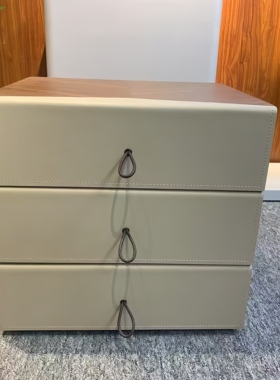 L169意式极简三抽屉床头柜50cm宽可旋转胡桃色床头柜缓冲轨道抽屉