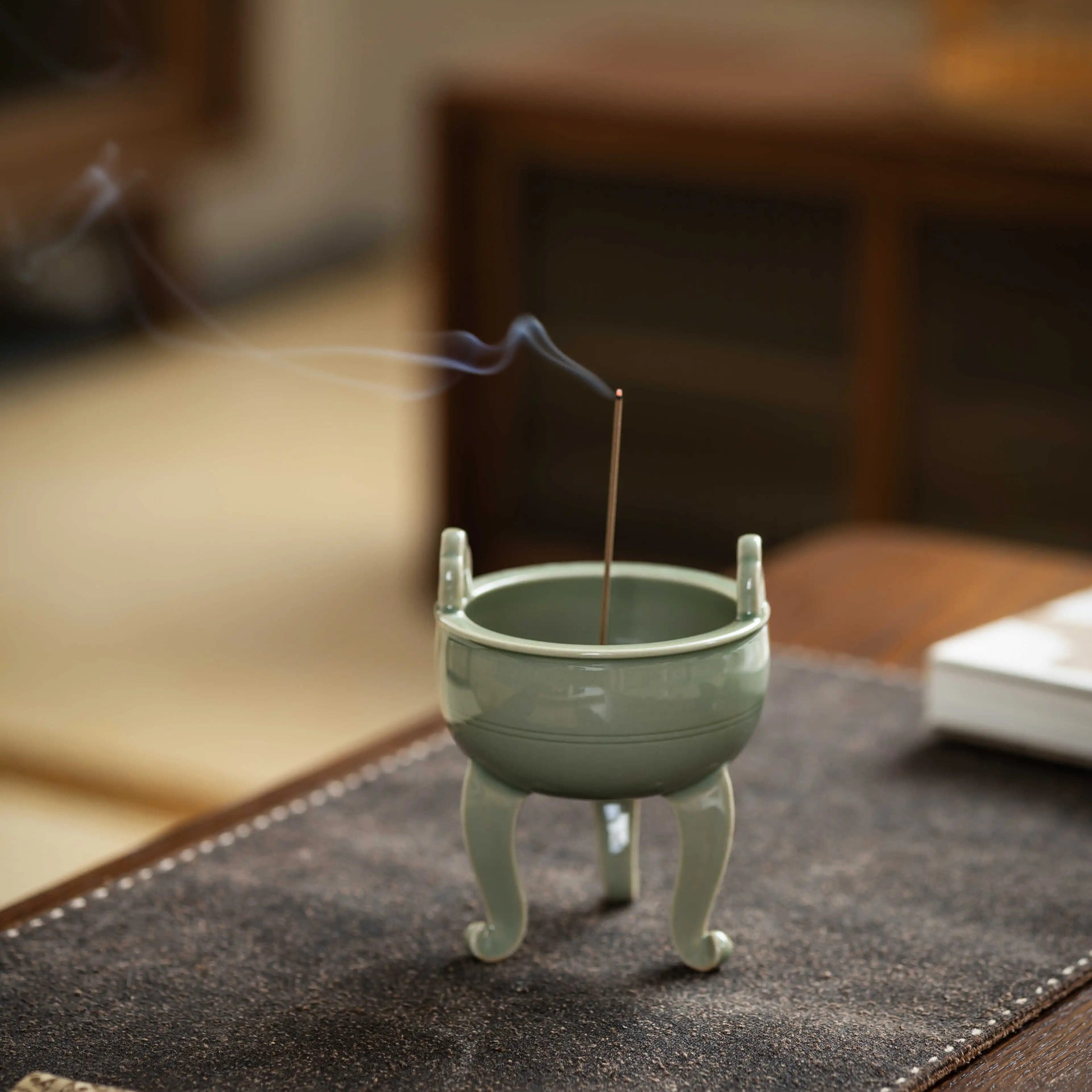 景德镇手工秘色青瓷三足鼎式香道具文人空间高足香炉摆件