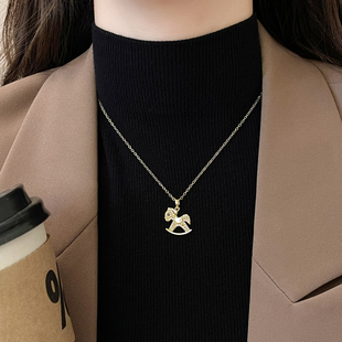 金色木马吊坠项链女2025年新款高级感轻奢秋冬毛衣链本命年配饰