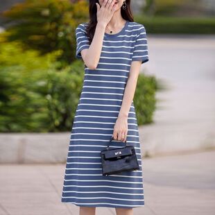 女士减龄气质休闲圆领短袖过膝裙洋气夏季宽松中长款横条纹连衣裙